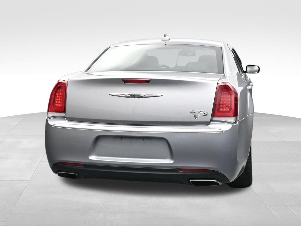 Used 2017 Chrysler 300 S RWD image 4