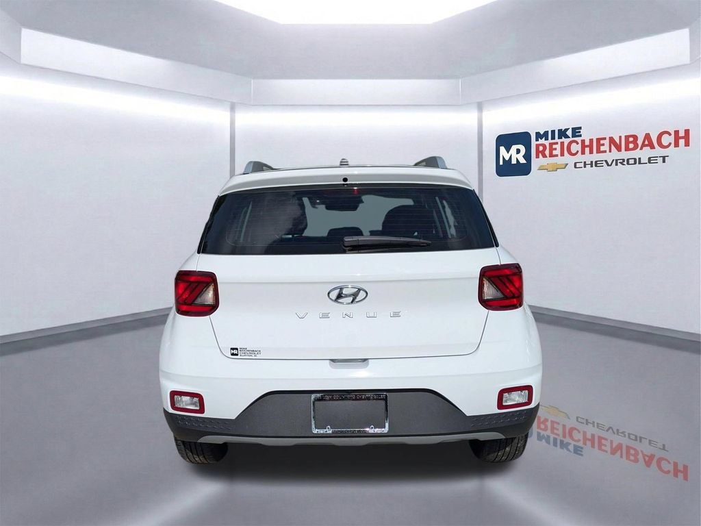 Used 2024 Hyundai Venue SEL FWD image 5