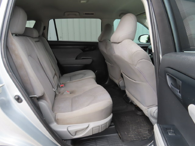 Used 2021 Toyota Highlander L FWD image 29
