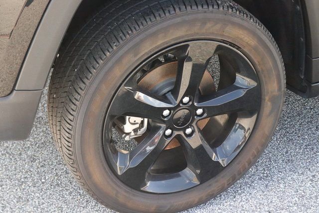 Used 2024 Jeep Grand Cherokee Altitude AWD/4WD image 5