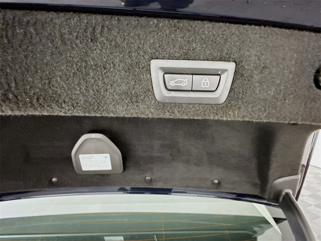 Used 2021 BMW 750i xDrive w/ Executive Package image 31