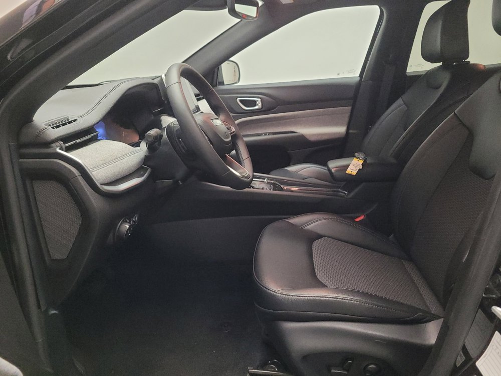 Used 2025 Jeep Compass Latitude w/ Sun & Sound Group AWD/4WD image 17