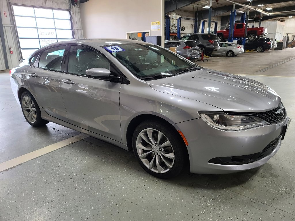 Used 2015 Chrysler 200 S w/ Comfort Group image 4
