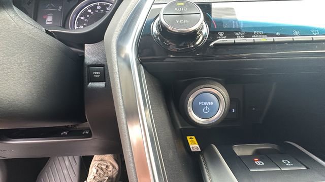 Used 2021 Toyota Venza LE image 16