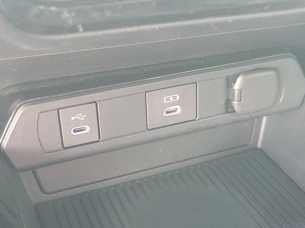 Used 2024 Toyota Prius LE FWD image 29