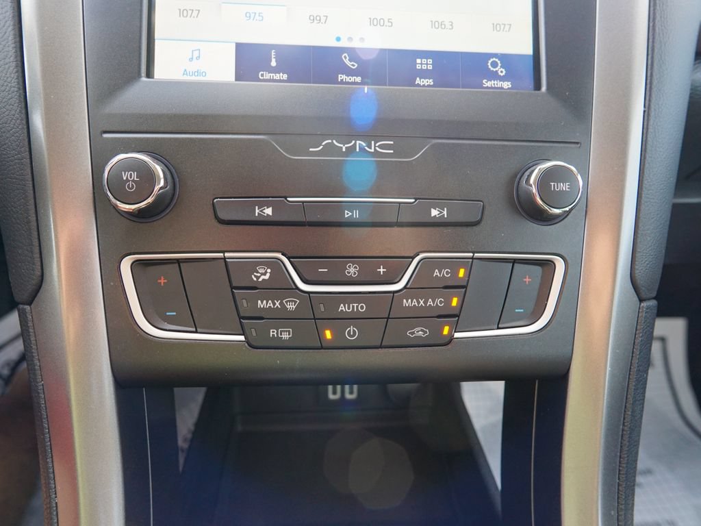 Used 2020 Ford Fusion SE FWD image 21