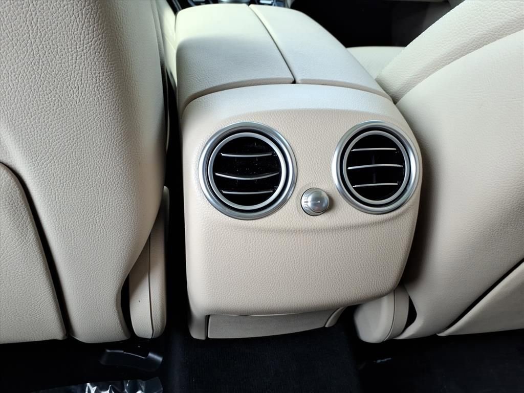 Used 2018 Mercedes-Benz GLC 300 4MATIC w/ Premium Package image 10