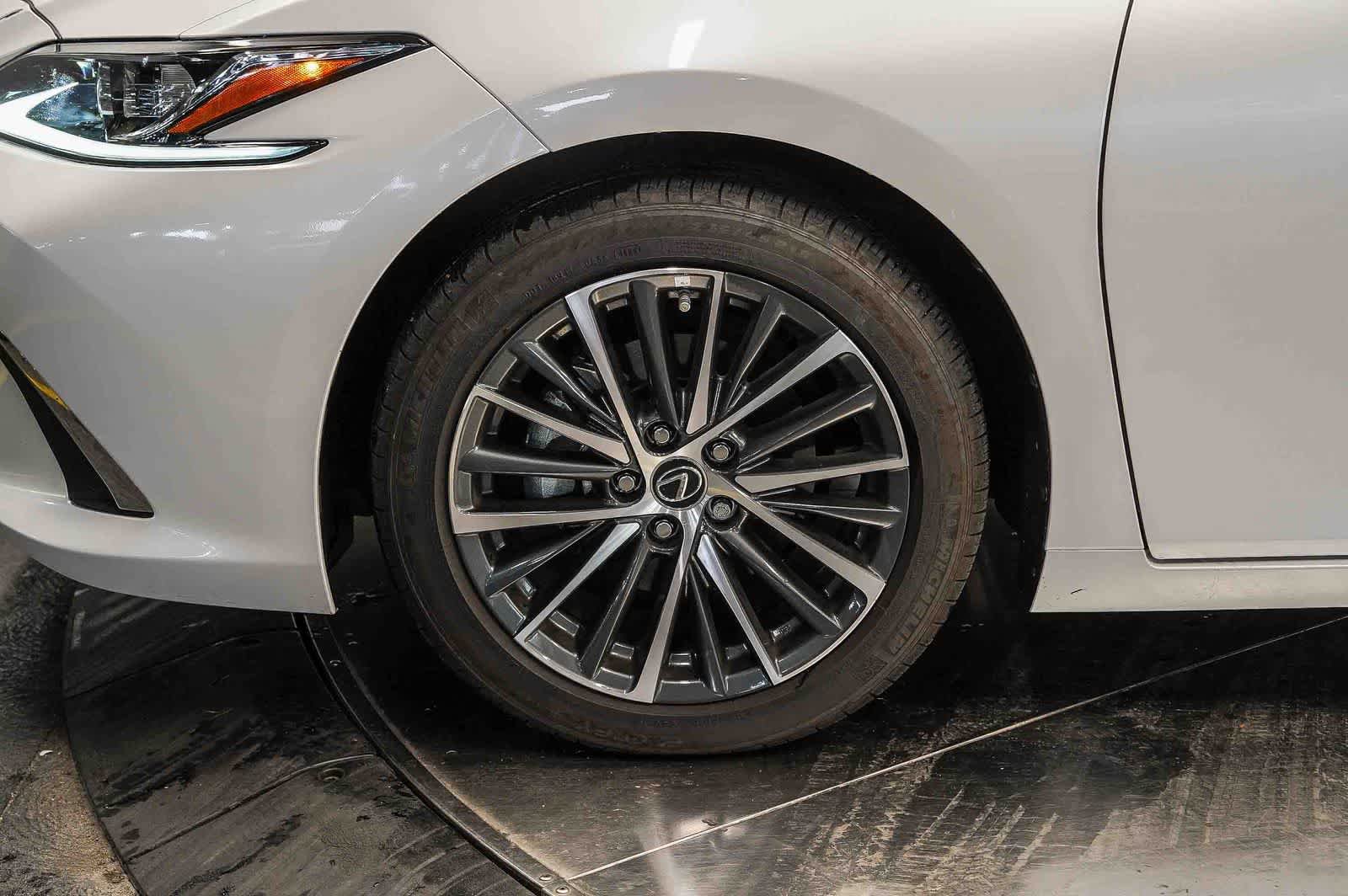 Certified 2025 Lexus ES 300h w/ Premium Package FWD image 9