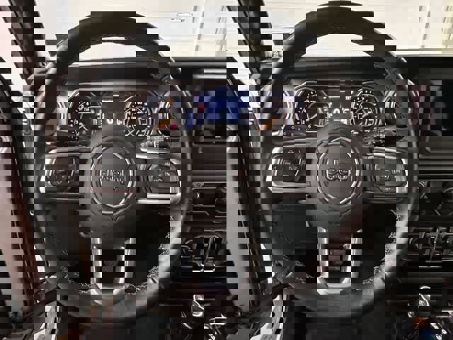 Used 2018 Jeep Wrangler Unlimited Sahara AWD/4WD image 7