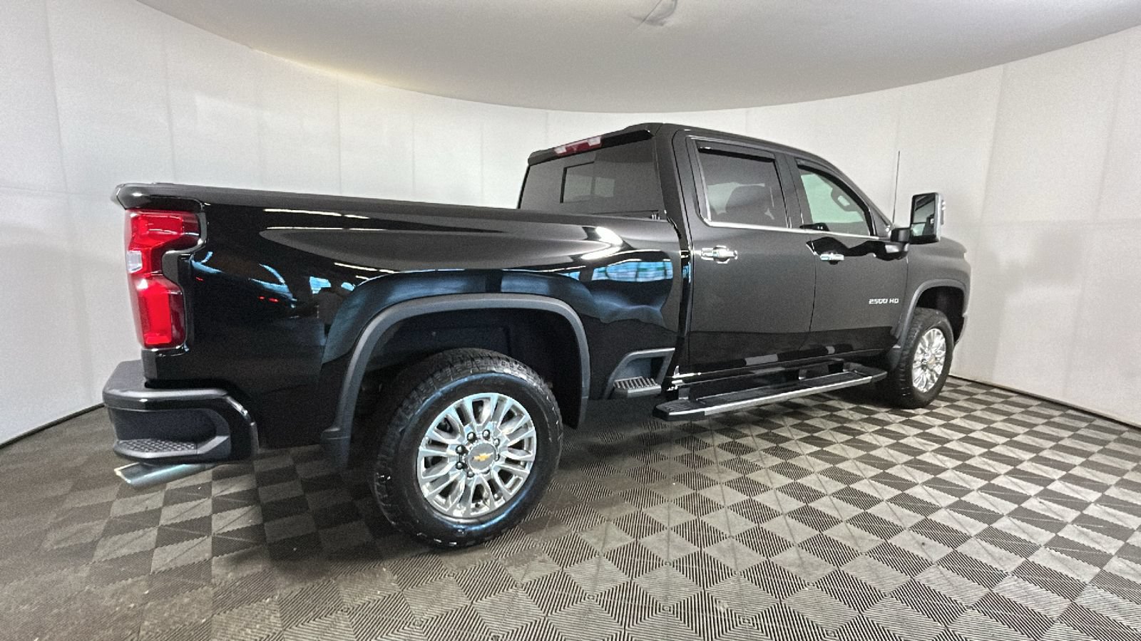 Used 2023 Chevrolet Silverado 2500 High Country w/ Z71 Off-Road Package AWD/4WD image 3