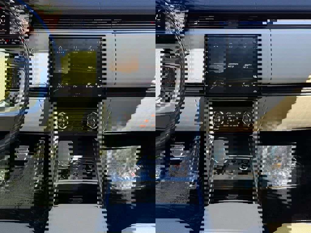 Used 2023 Land Rover Range Rover SE image 28