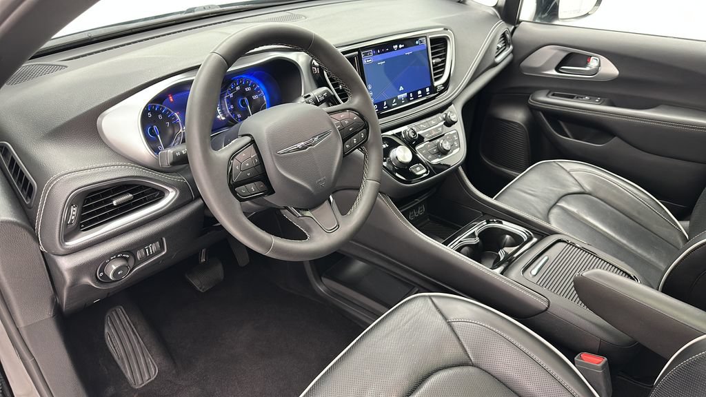 Used 2025 Chrysler Pacifica Limited FWD image 13