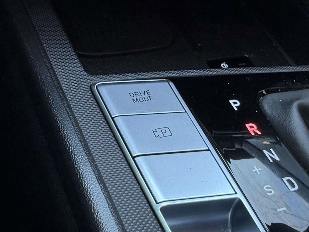 Used 2025 Hyundai Elantra Limited image 24