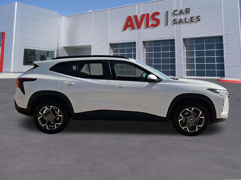 Used 2025 Chevrolet Trax LT w/ LT Convenience Package FWD image 5