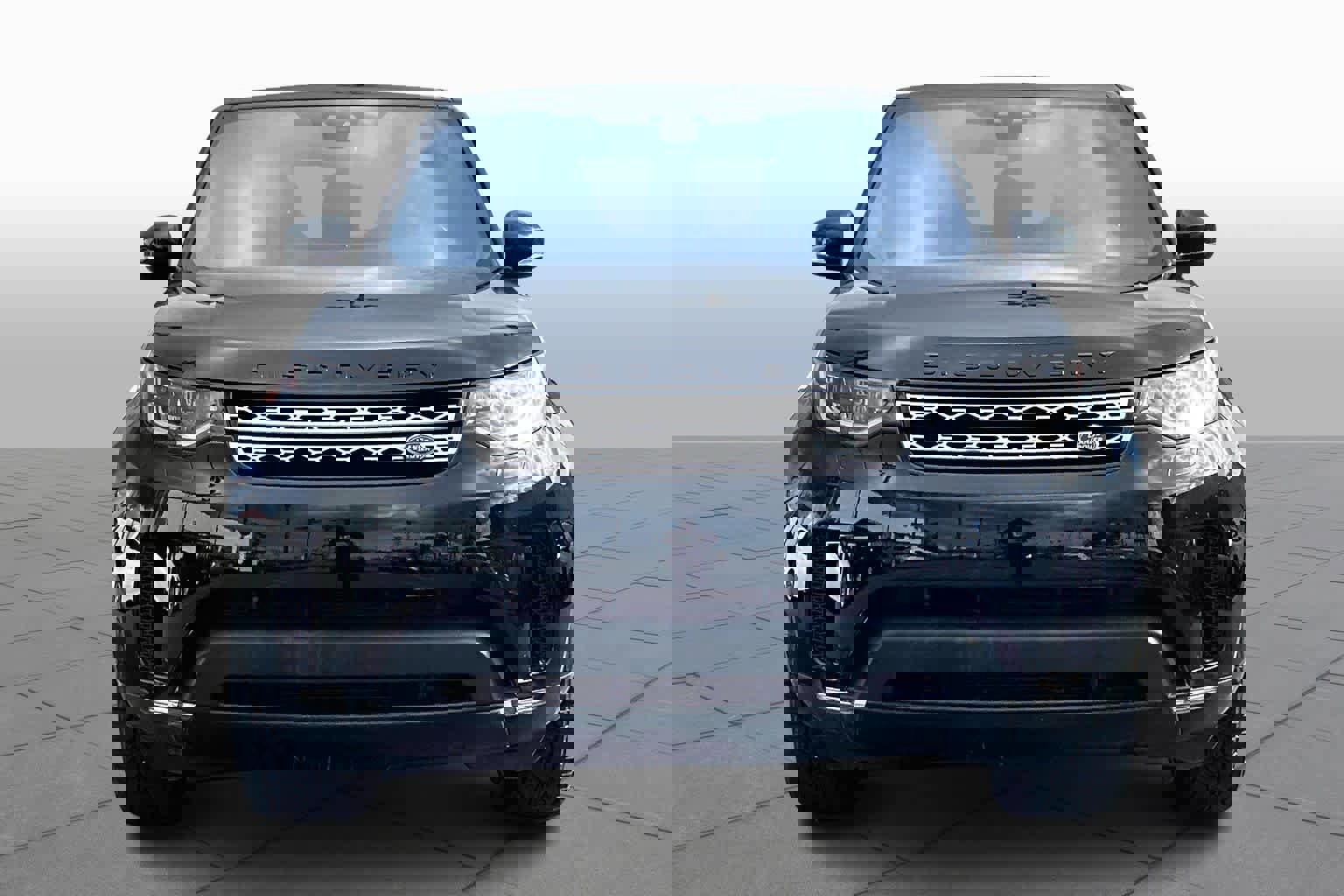 Used 2017 Land Rover Discovery HSE image 3