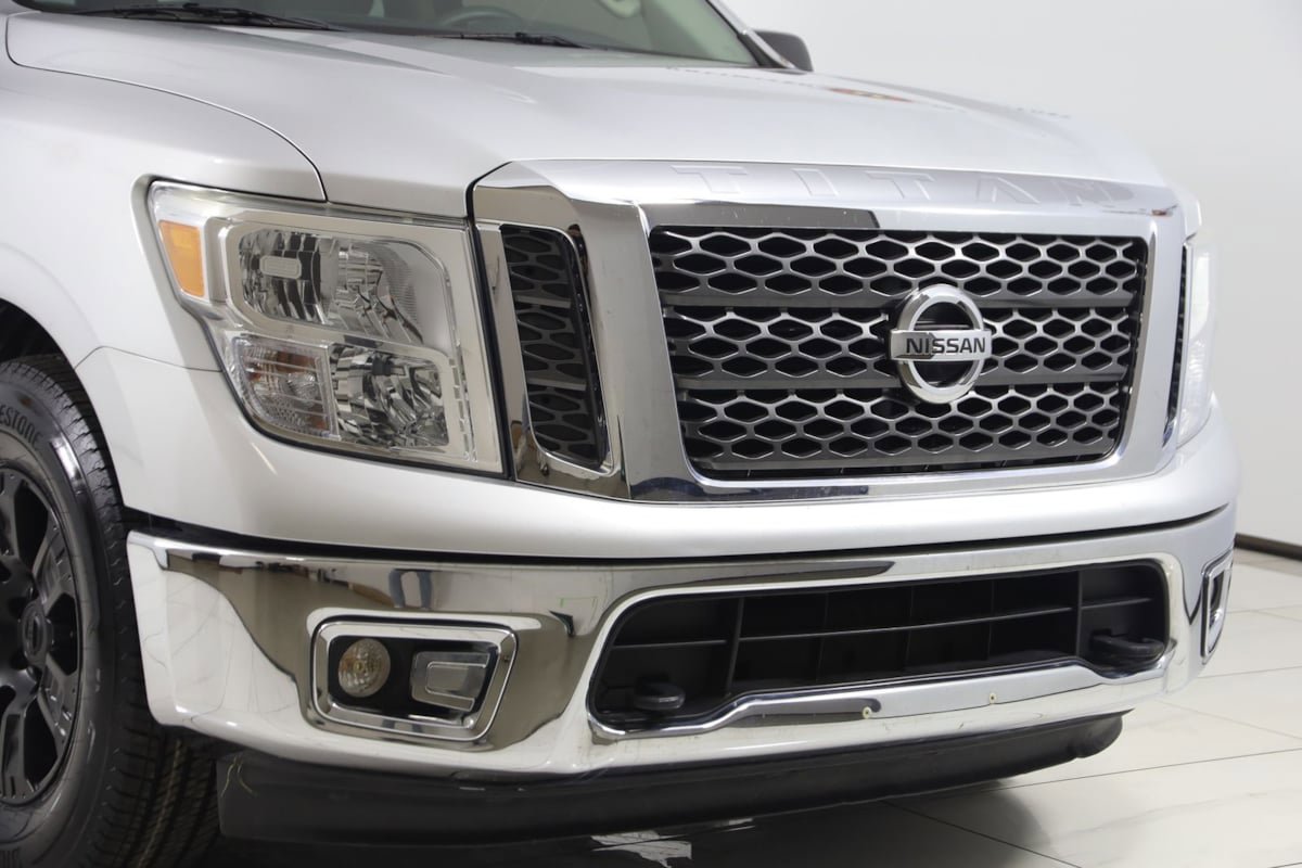 Used 2017 Nissan Titan SV AWD/4WD image 33