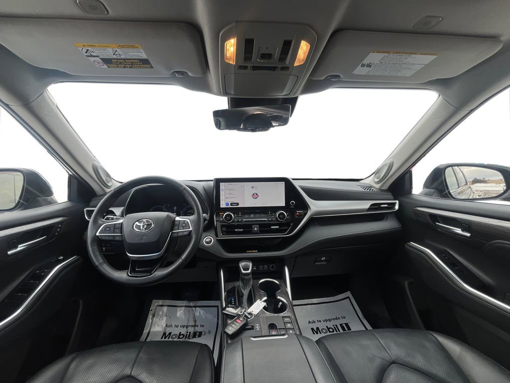 Used 2024 Toyota Highlander Platinum image 9