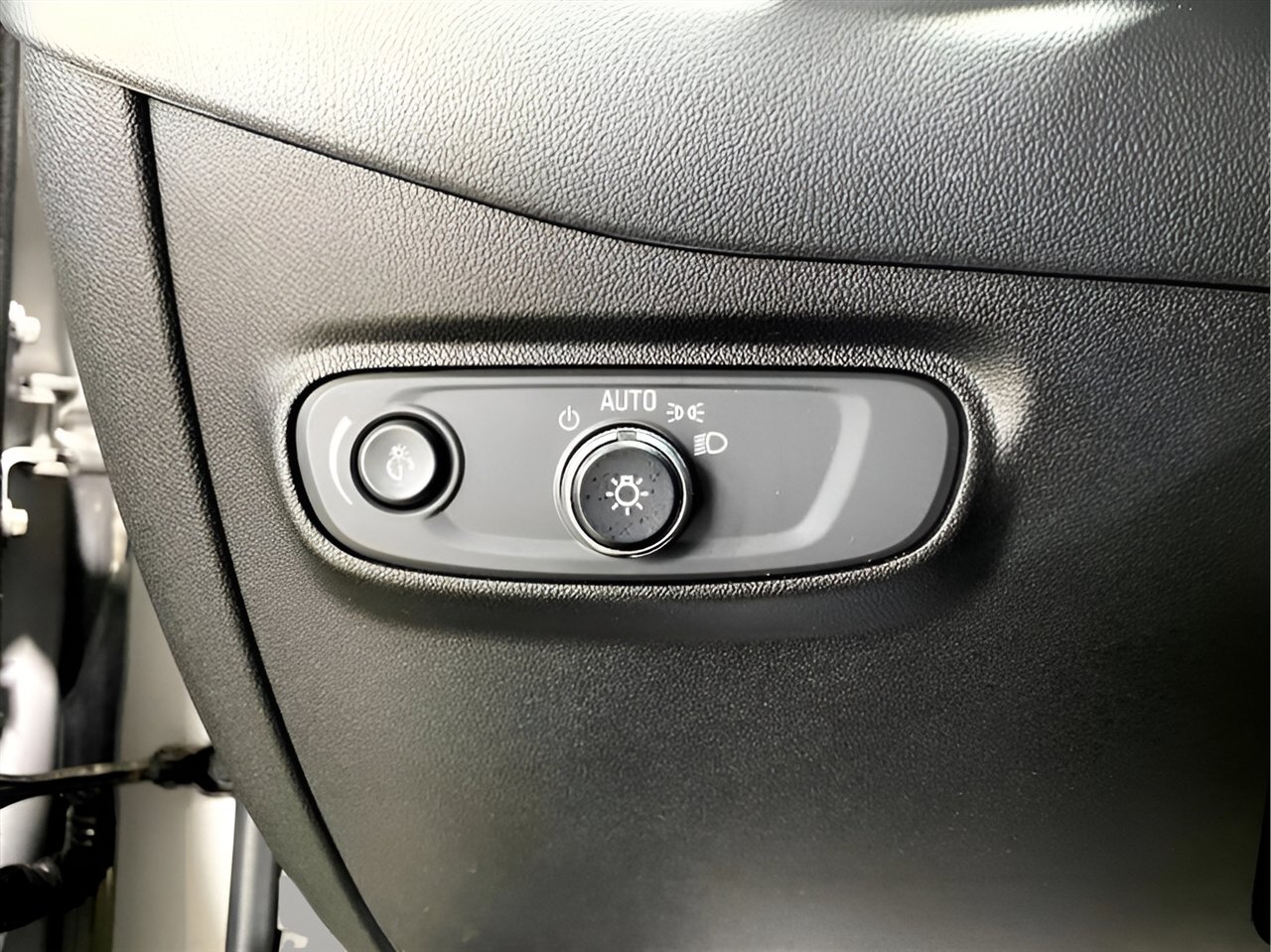 Used 2022 Chevrolet Equinox LT w/ Driver Convenience Package image 18
