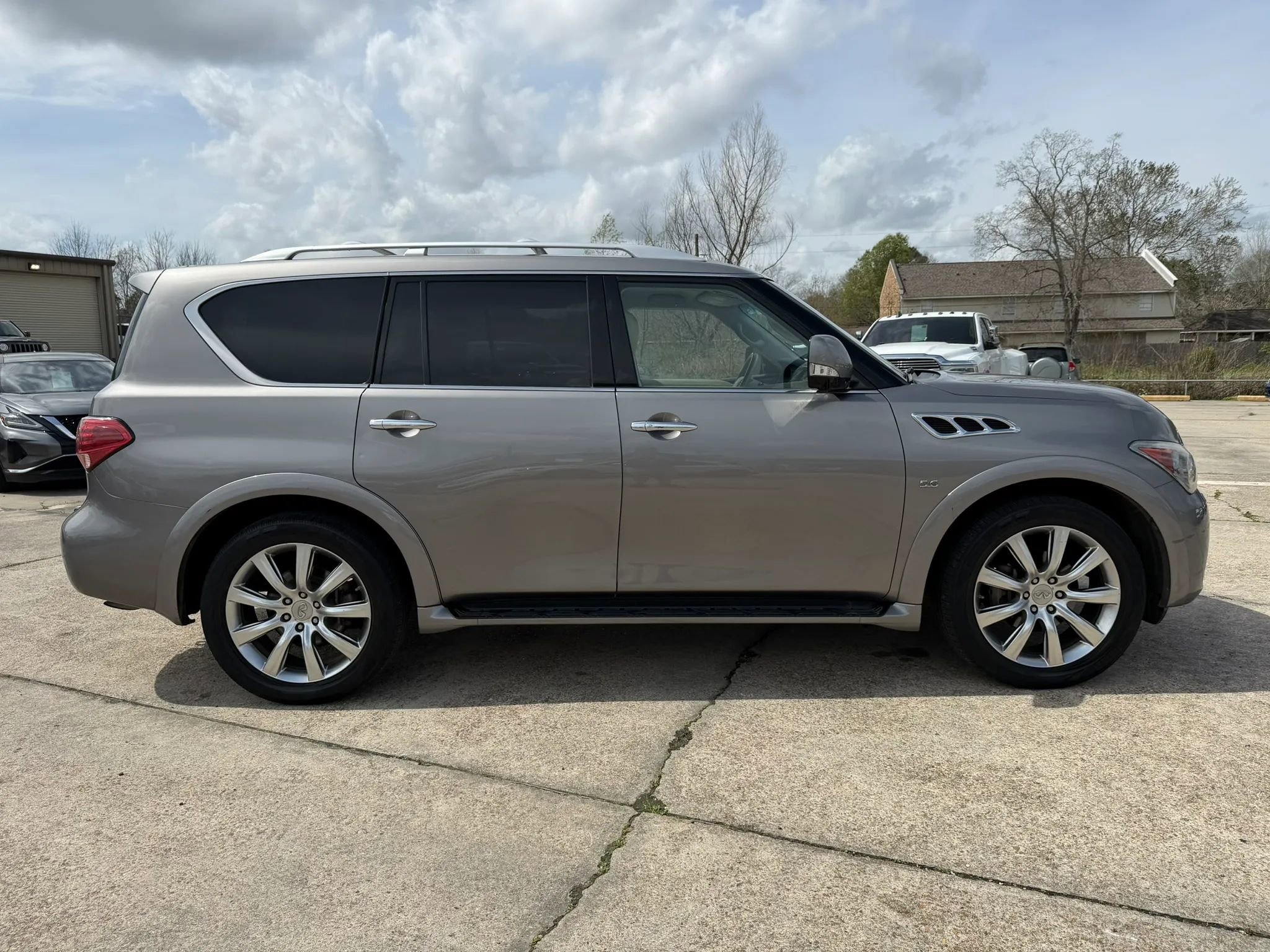 Used 2014 INFINITI QX80 2WD w/ Deluxe Touring Package image 6