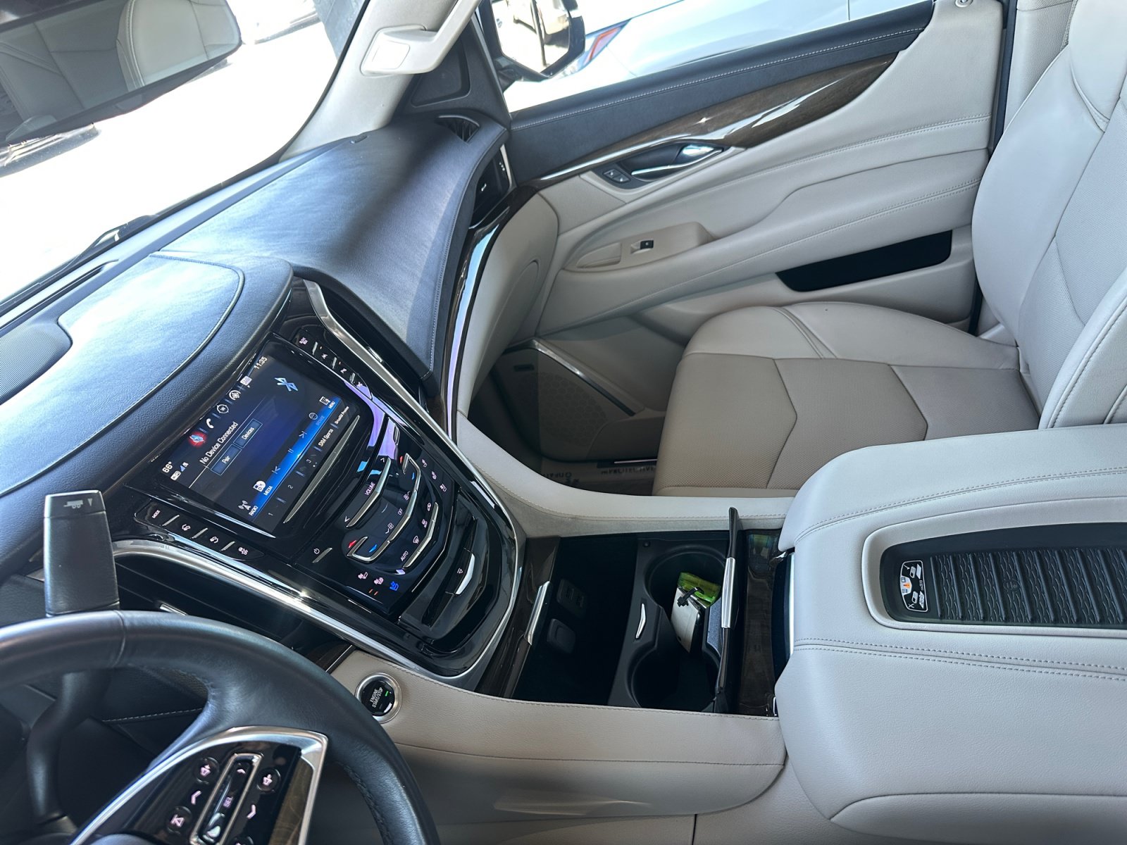 Used 2020 Cadillac Escalade Luxury AWD/4WD image 25