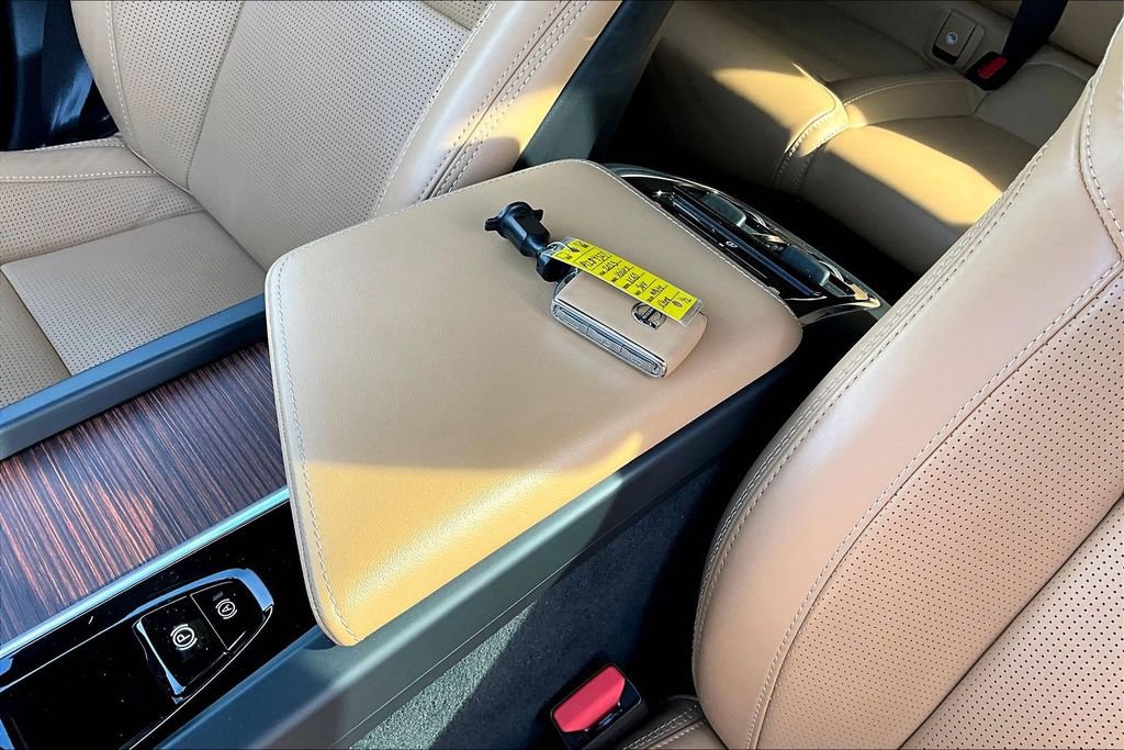 Used 2023 Volvo XC60 B5 Ultimate w/ Climate Package image 13