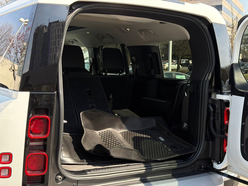 Used 2023 Land Rover Defender 130 S image 8