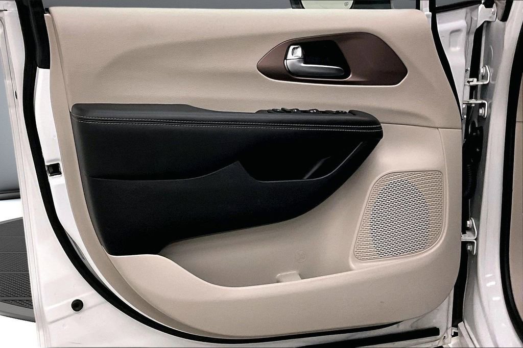 Used 2023 Chrysler Voyager LX image 20