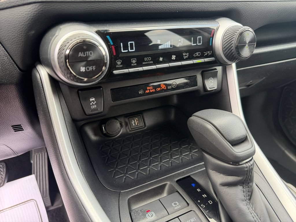 Used 2025 Toyota RAV4 XLE AWD/4WD image 19