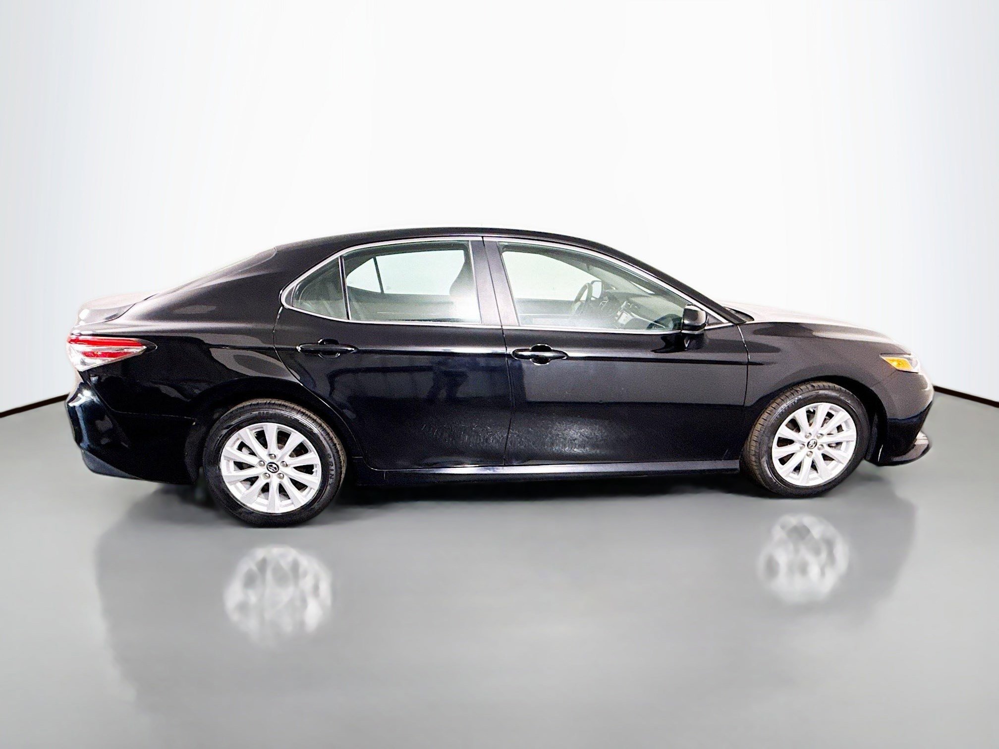 Used 2018 Toyota Camry LE image 11