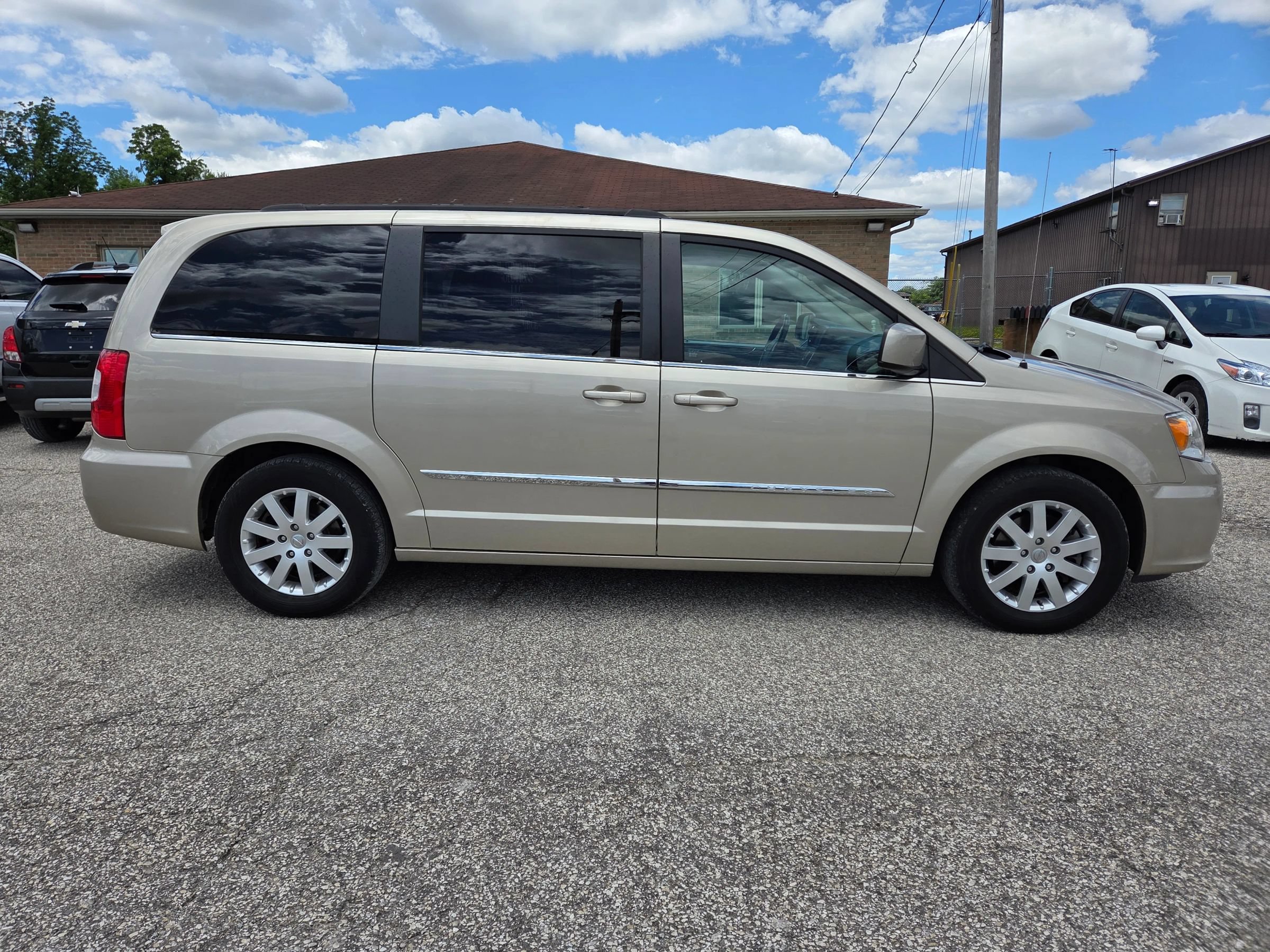 Used 2016 Chrysler Town & Country Touring FWD image 4