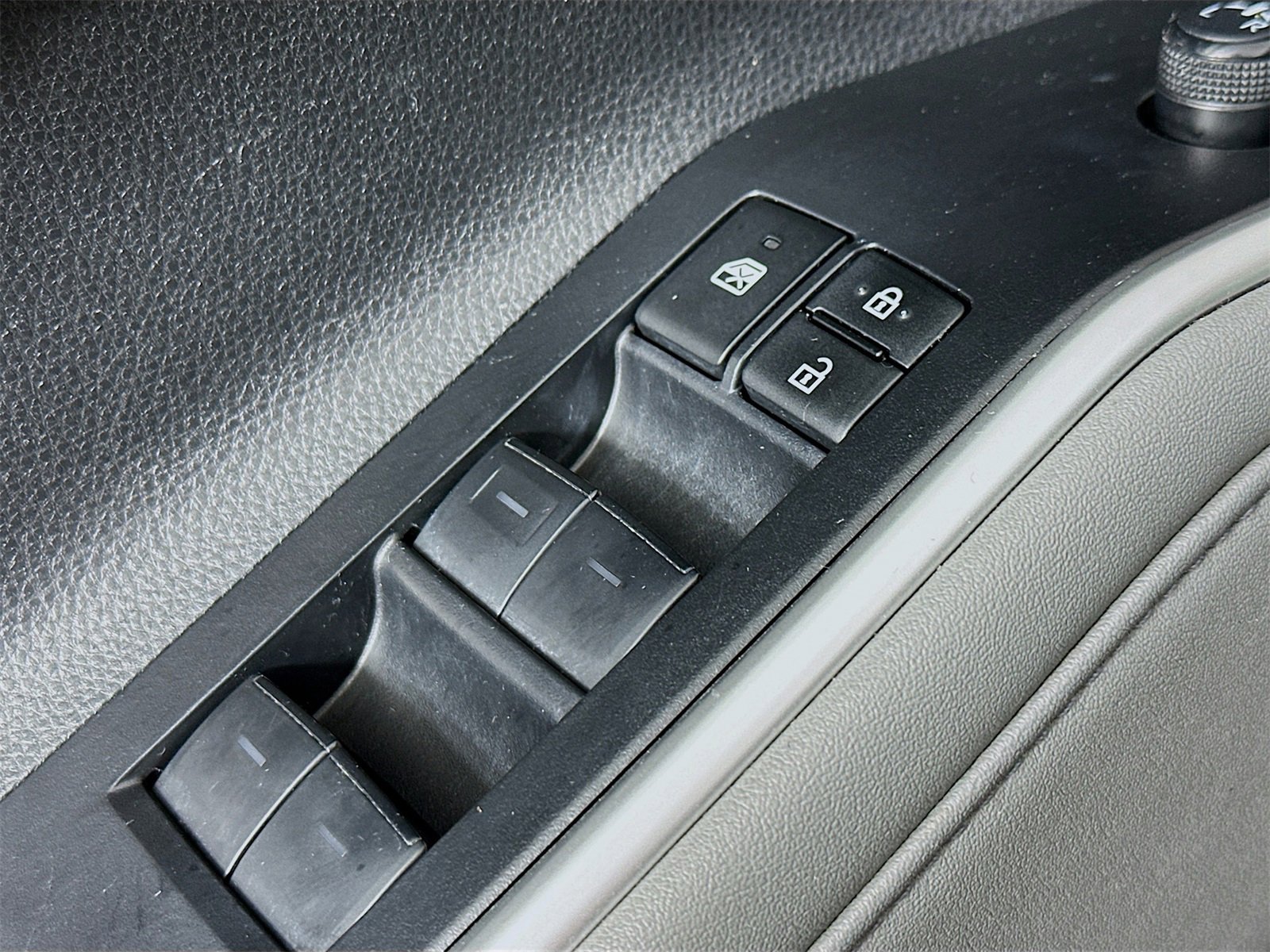 Certified 2023 Toyota Highlander L image 17