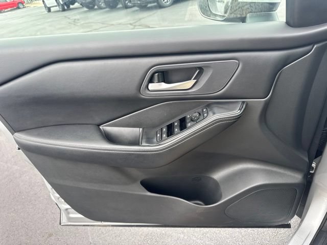 Used 2025 Nissan Rogue SV FWD image 17