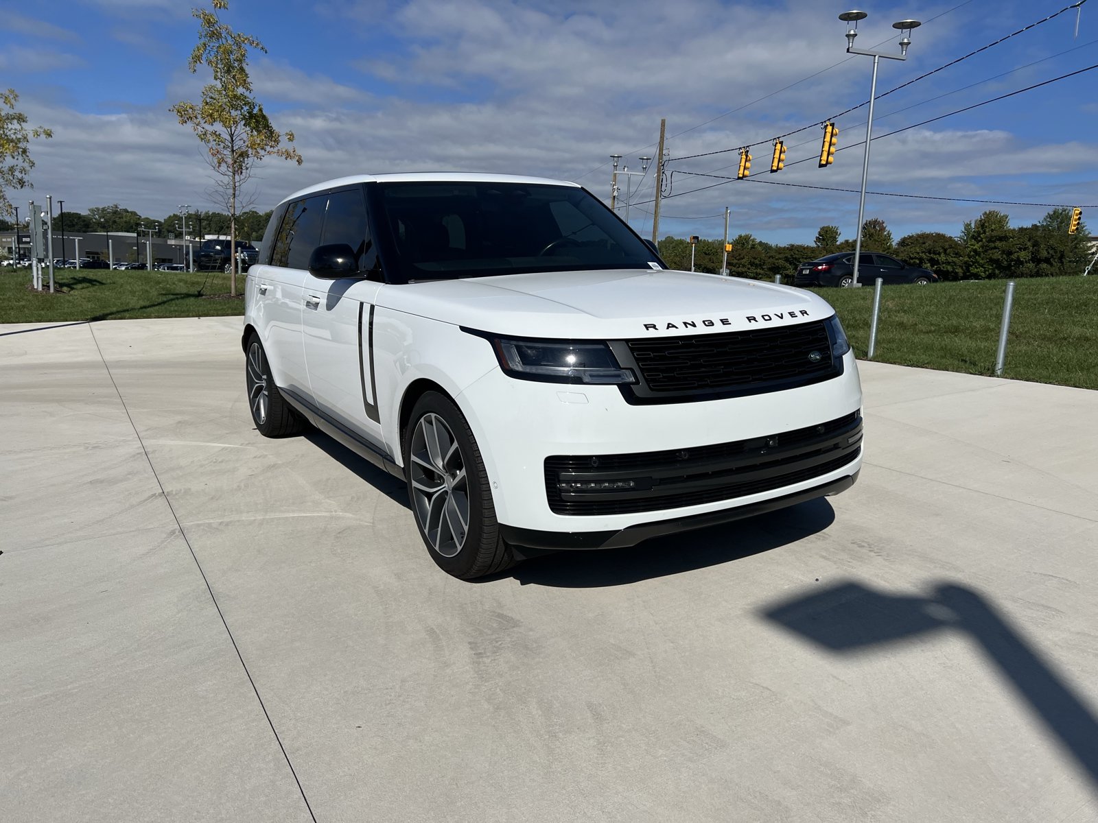Used 2024 Land Rover Range Rover Long Wheelbase SE AWD/4WD image 2