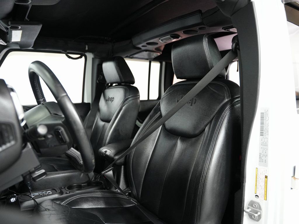 Used 2015 Jeep Wrangler Unlimited Sahara w/ Connectivity Group AWD/4WD image 45