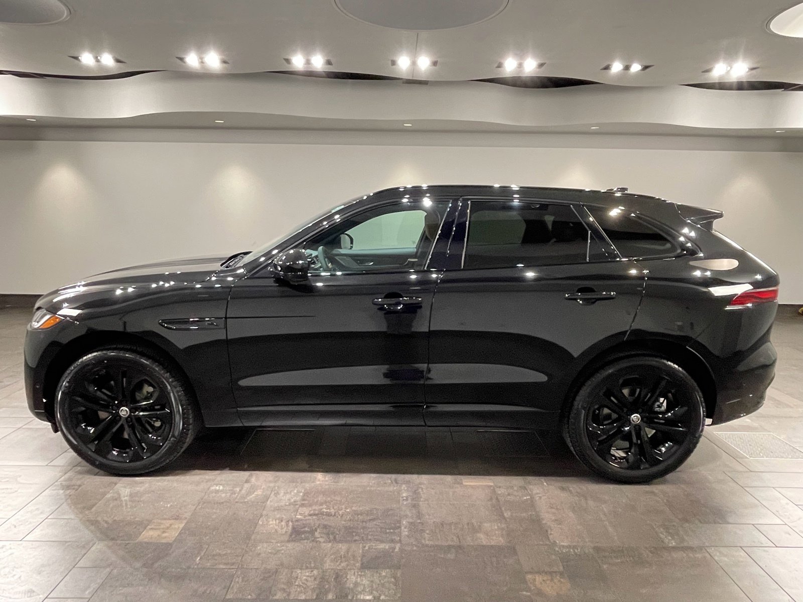 New 2026 Jaguar F-PACE R-Dynamic S image 3