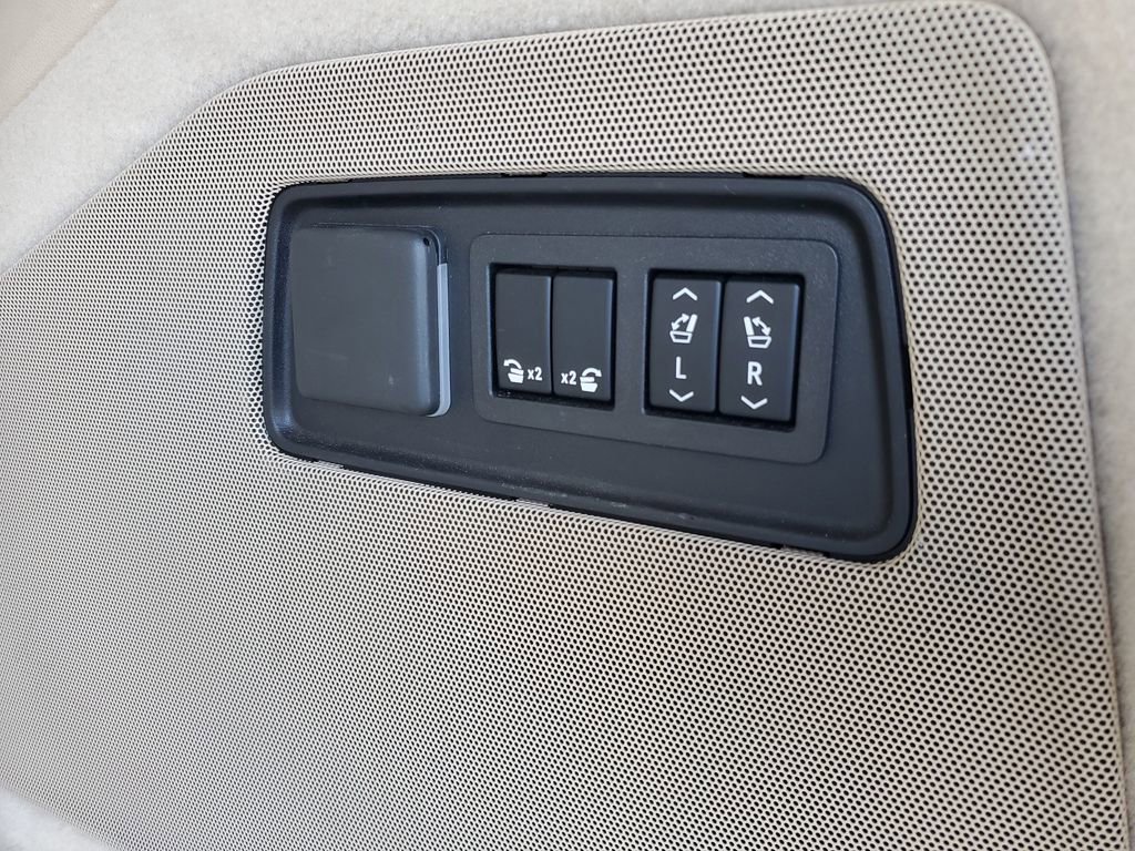 Used 2022 Cadillac Escalade Premium Luxury image 32