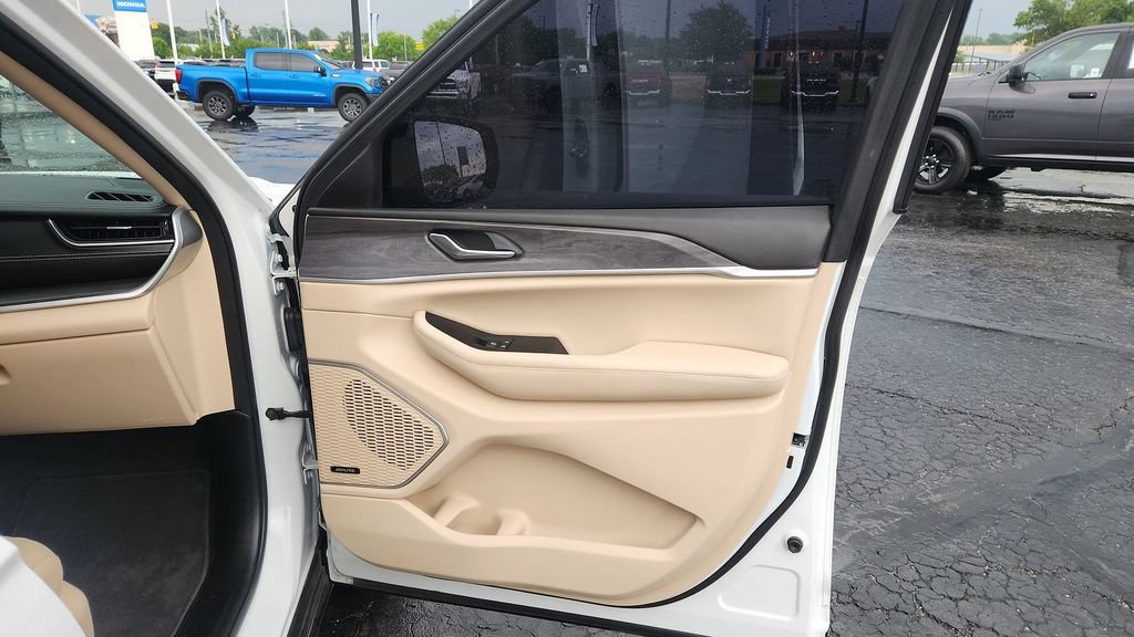 Used 2022 Jeep Grand Cherokee Limited AWD/4WD image 10