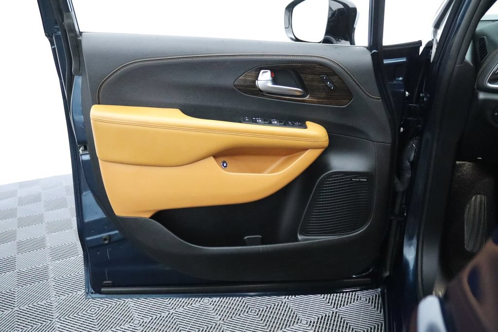Used 2023 Chrysler Pacifica Pinnacle FWD image 13