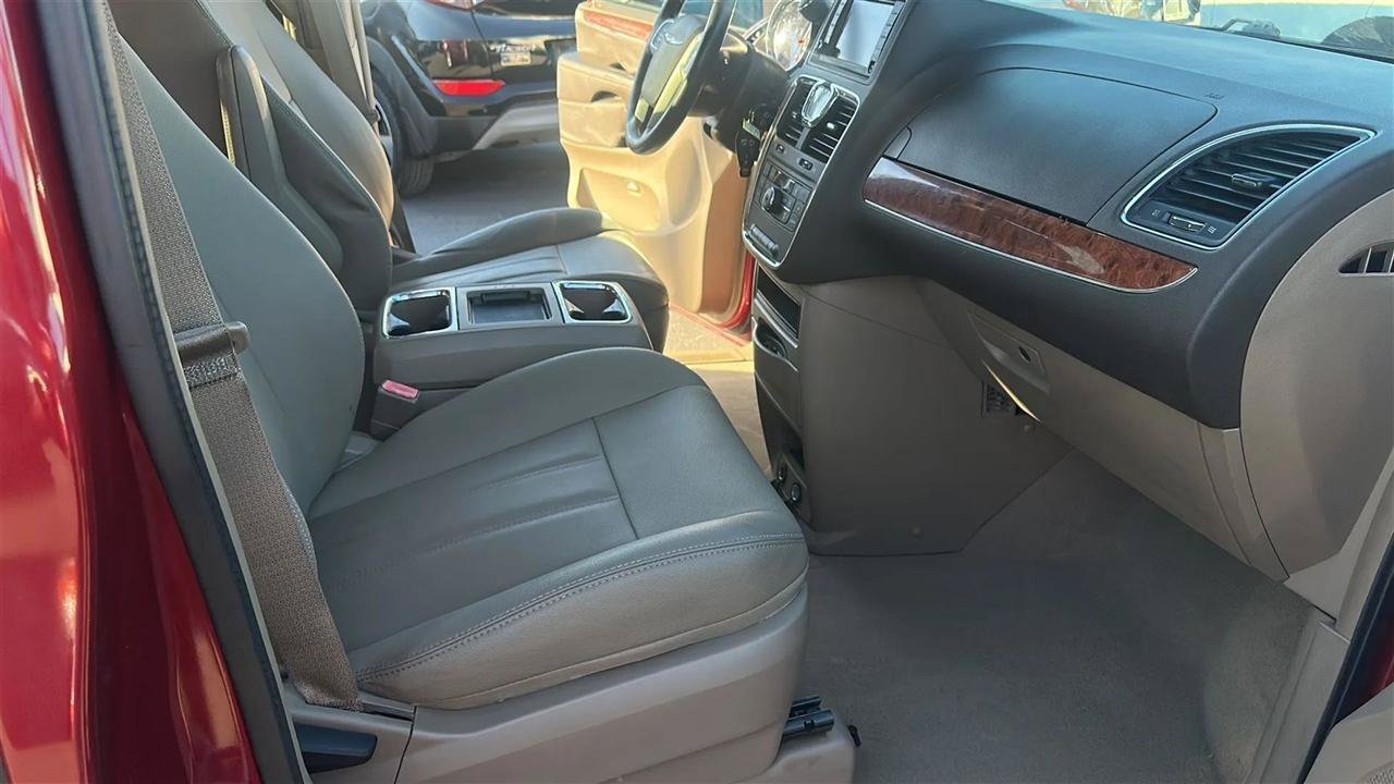 Used 2016 Chrysler Town & Country Touring FWD image 38