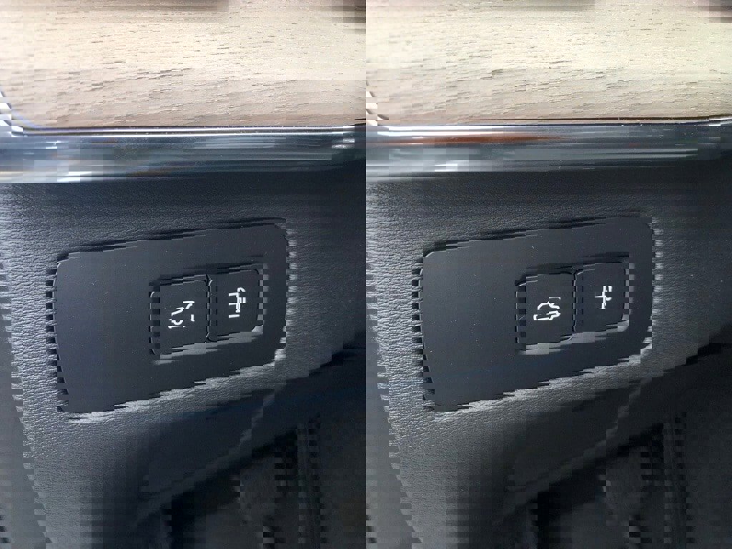 New 2026 Volvo XC90 T8 Plus w/ Protection Package Premier image 12