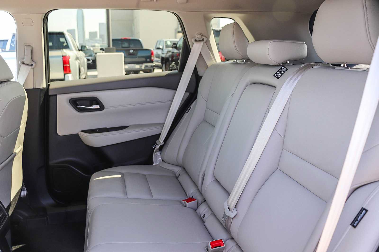 Used 2025 Nissan Rogue SL AWD/4WD image 18