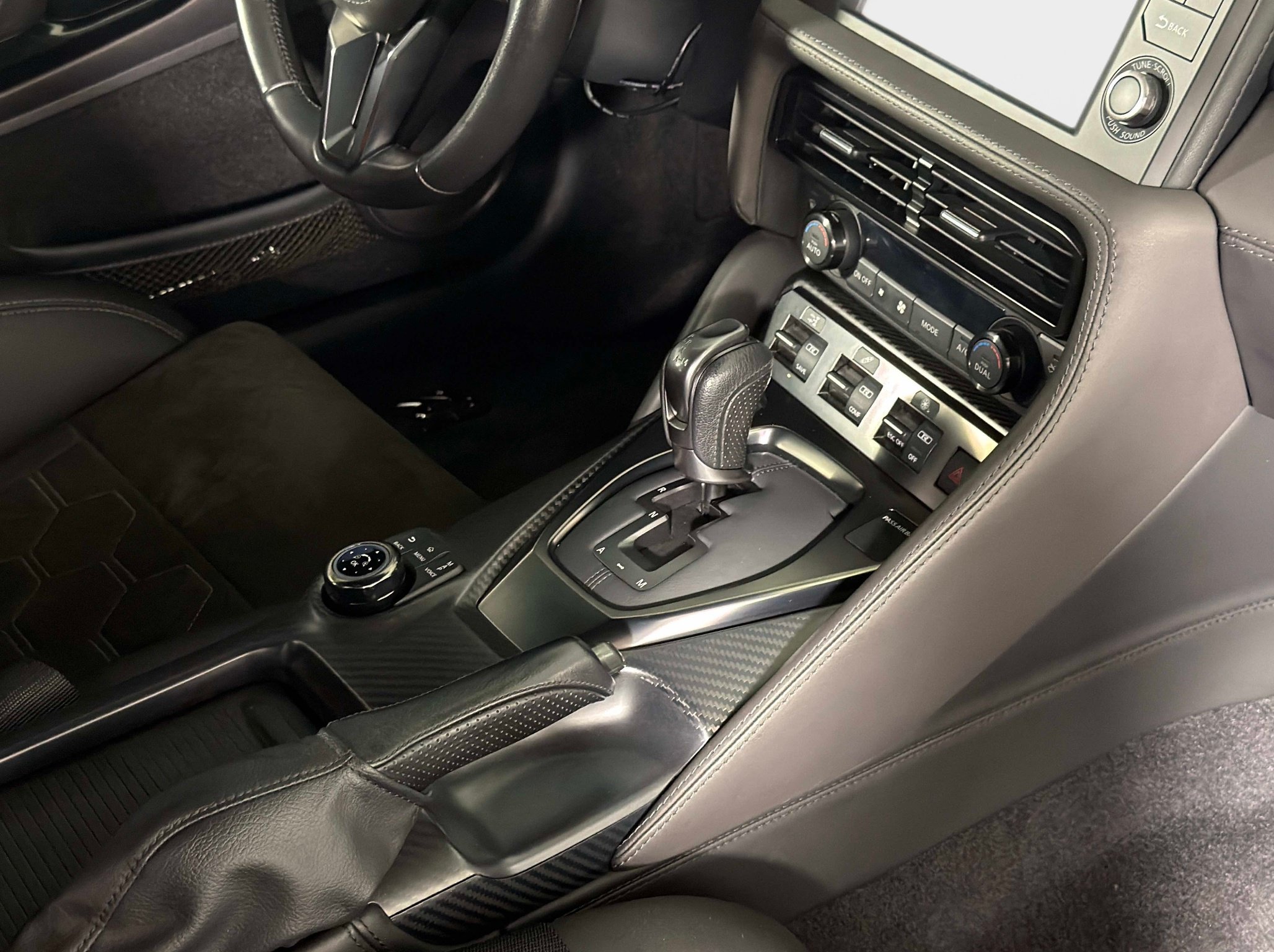 Used 2021 Nissan GT-R Premium AWD/4WD image 32