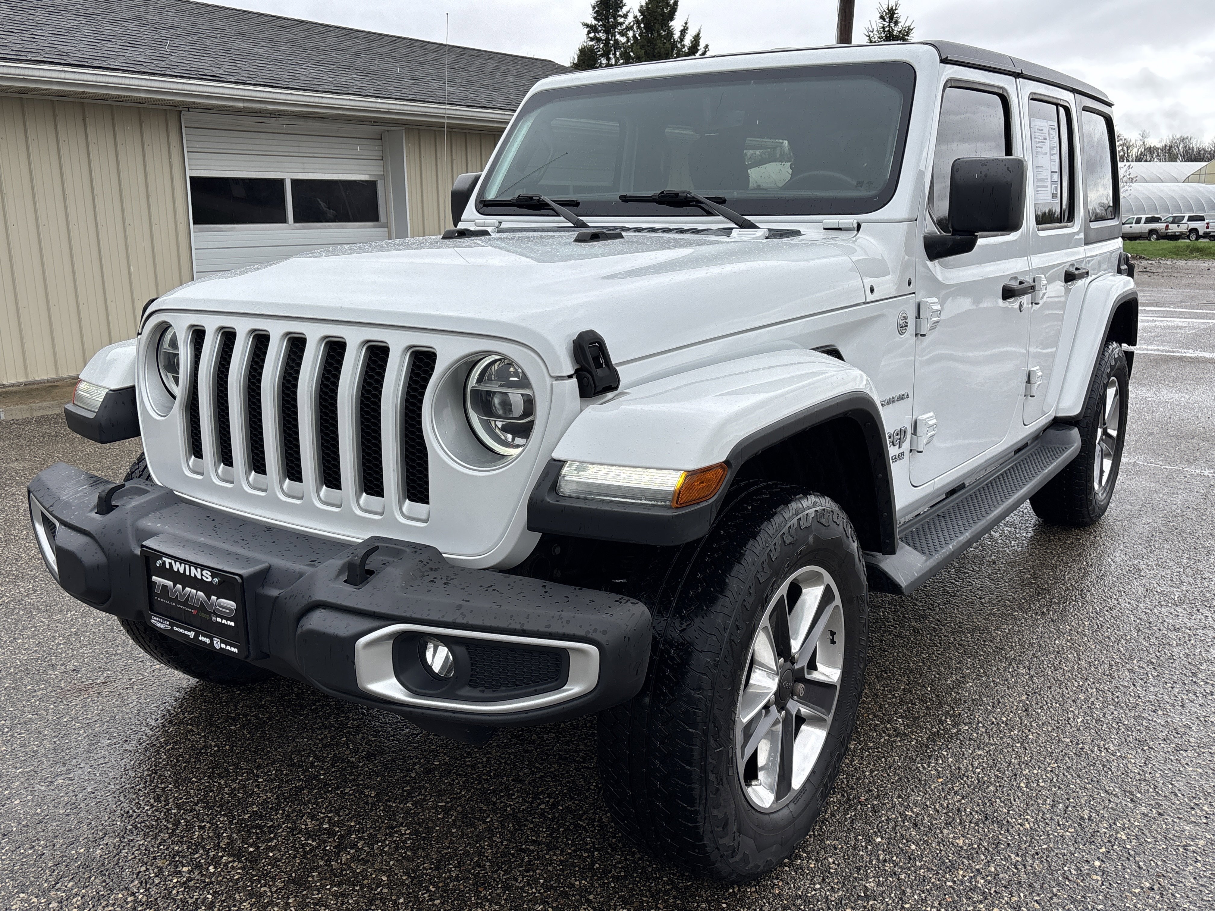 Used 2020 Jeep Wrangler Unlimited Sahara w/ Dual Top Group AWD/4WD image 11