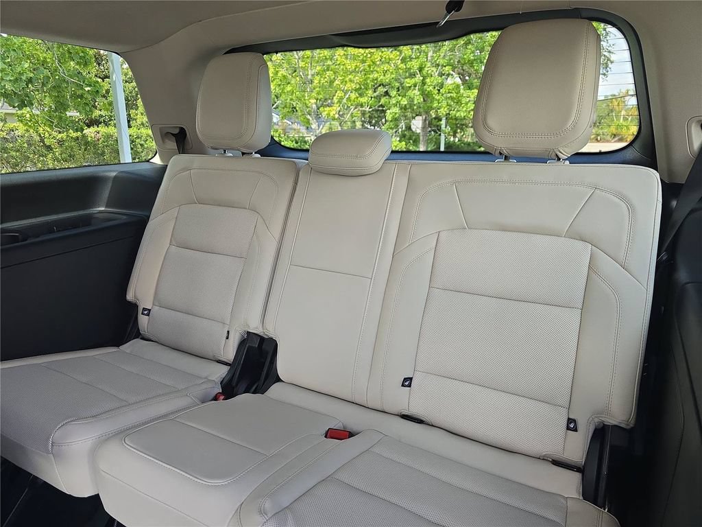 New 2027 Lincoln Navigator Premiere RWD image 11