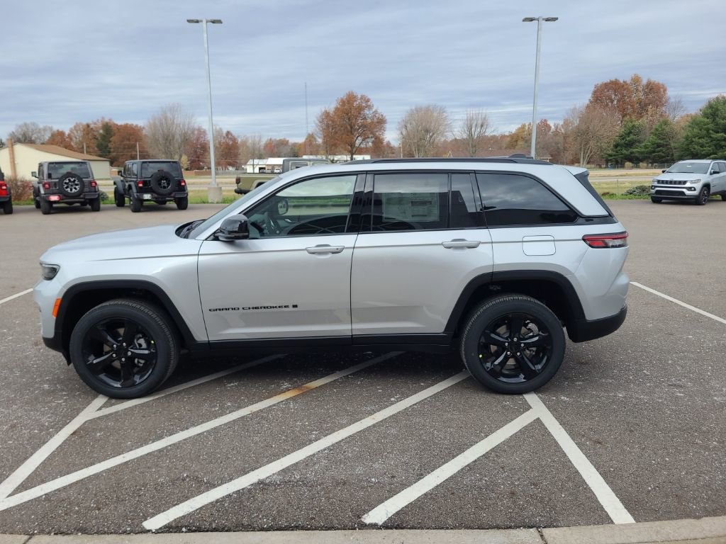 New 2025 Jeep Grand Cherokee 4WD image 12