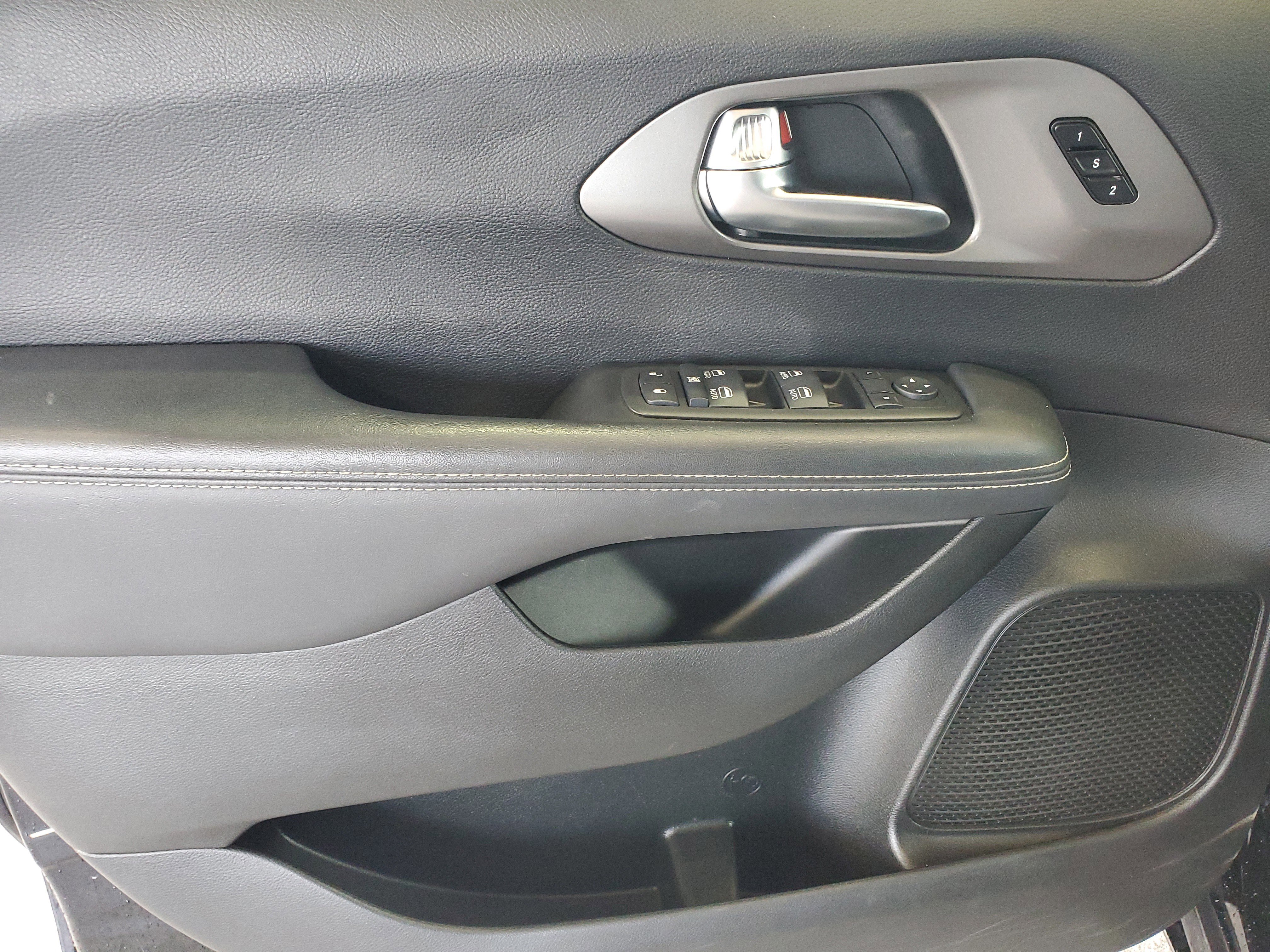Used 2025 Chrysler Pacifica Select FWD image 14