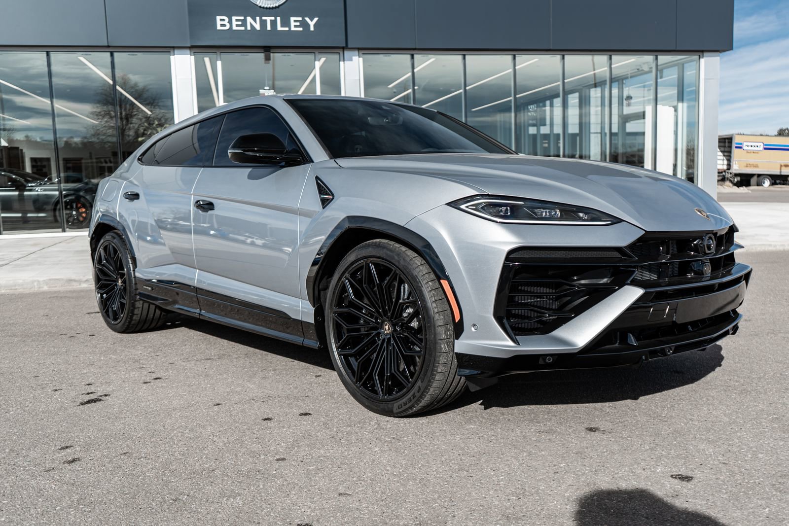 Used 2025 Lamborghini Urus SE AWD/4WD image 19