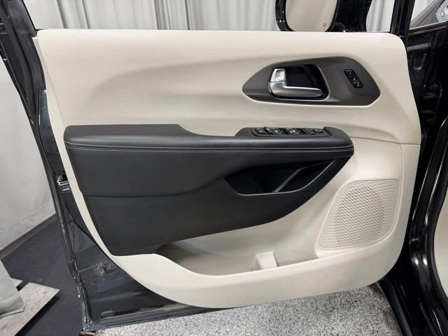 Used 2024 Chrysler Pacifica Touring-L image 18