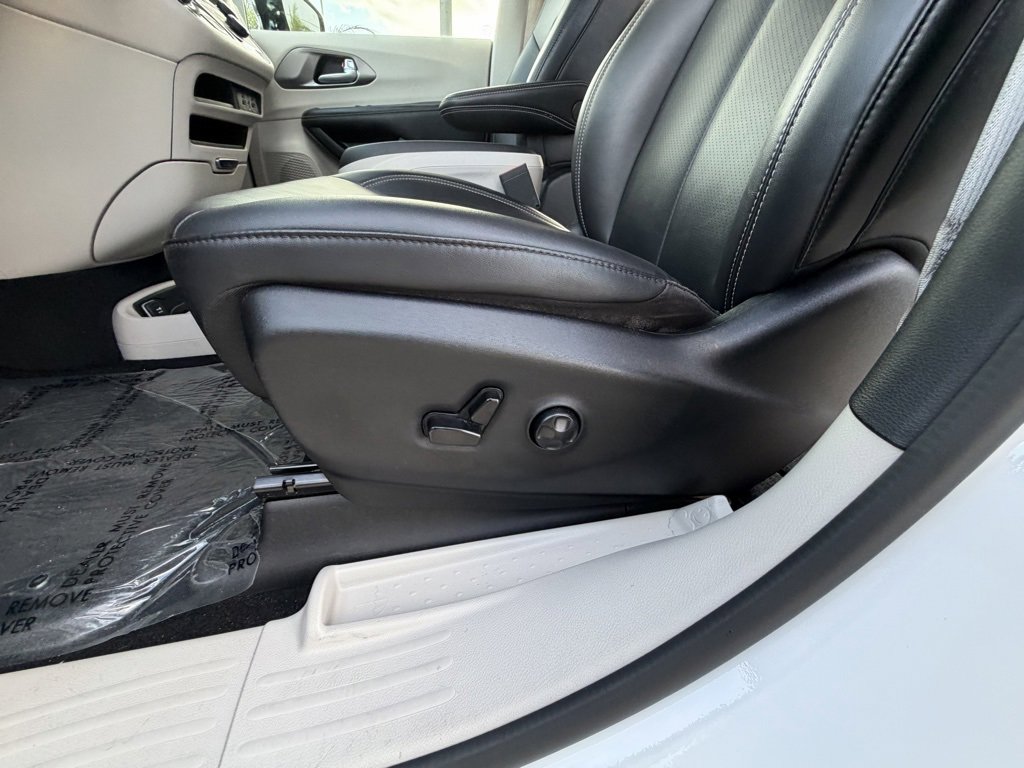 Used 2024 Chrysler Pacifica Touring-L image 24