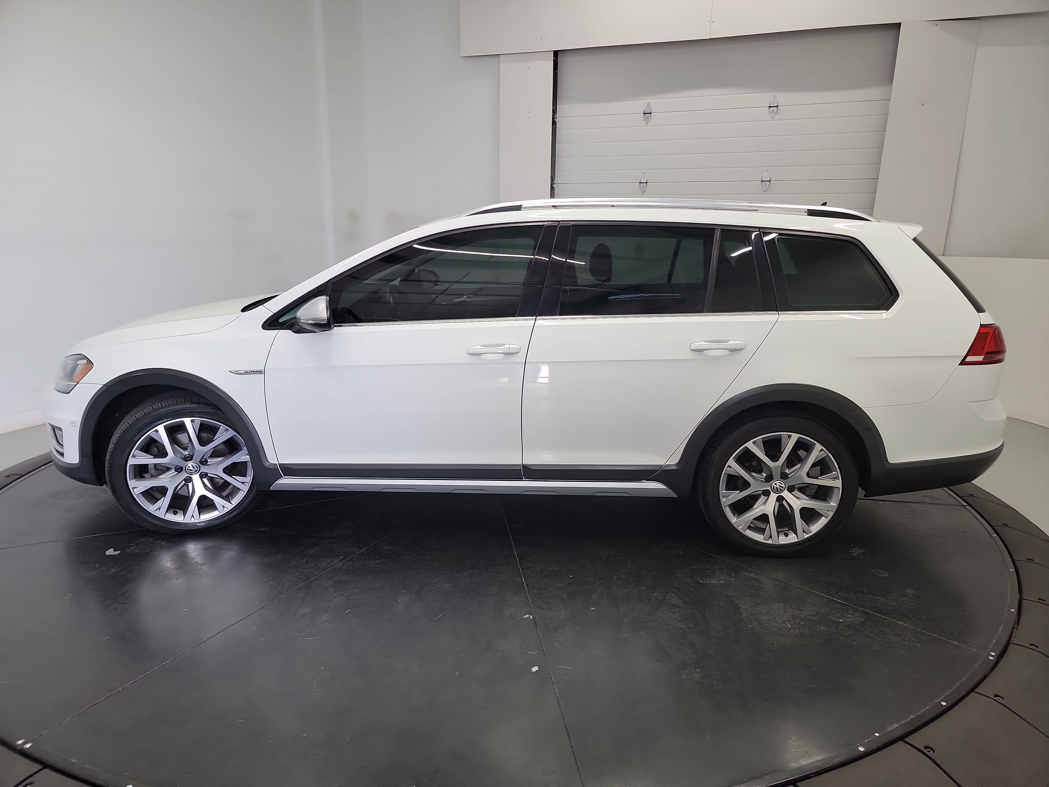 Used 2017 Volkswagen Golf Alltrack SEL AWD/4WD image 4